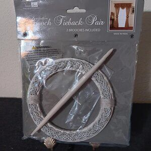 BROCH TIEBACKS SILVERY WHITE PEARLS